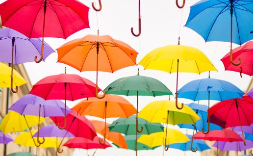 imatge de paraigües de colors